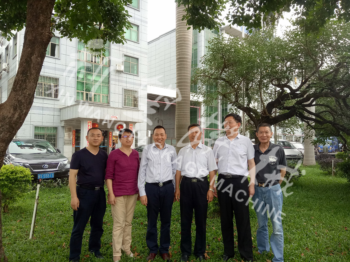 總裝備部劉思剛少將、新華社李建琦博士一行蒞臨新望公司考察指導(dǎo)