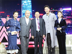新望董事長(zhǎng)羅永輝與著名歌星劉尊老師、汪正正老師、郭津彤老師、主持人雅琪在北京電視臺(tái)錄制節(jié)目現(xiàn)場(chǎng)親切合影